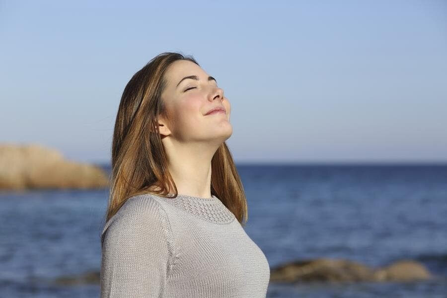 fille sentir ciel soleil joie