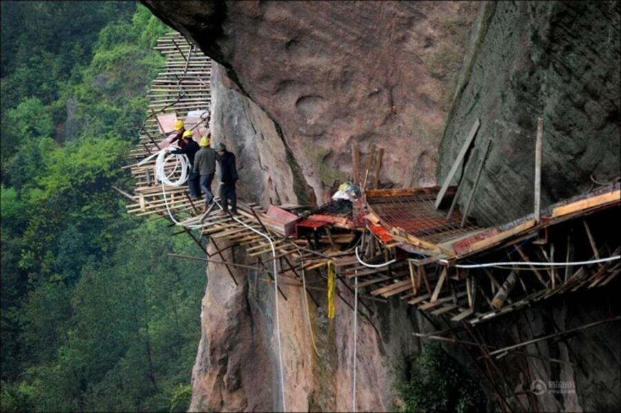 travailleurs à flanc de montagne