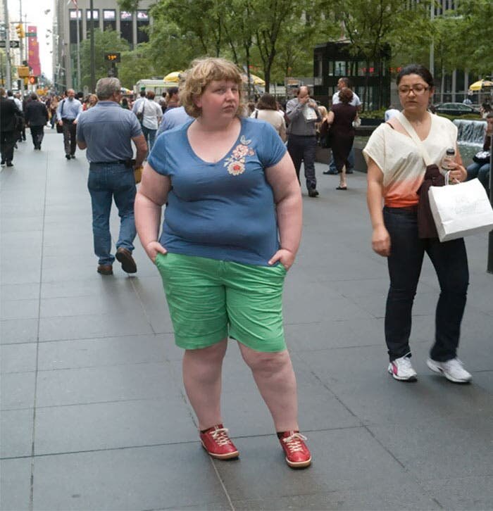 Une jeune femme debout dans la rue