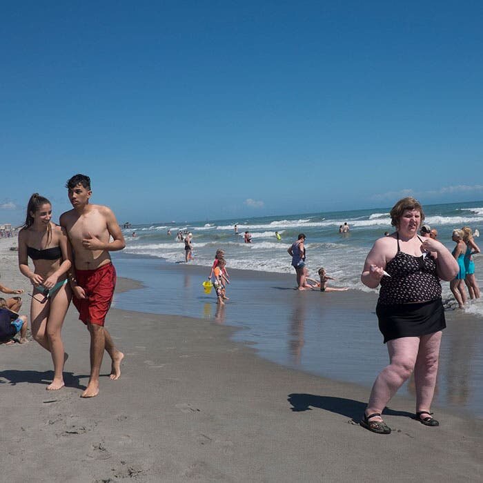 Une jeune femme obèse à la plage