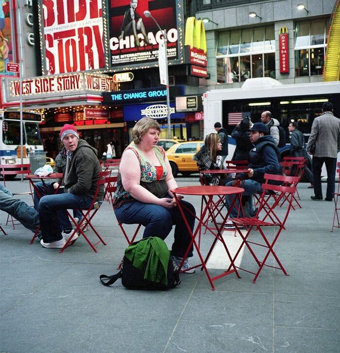 Une jeune femme obèse à une table