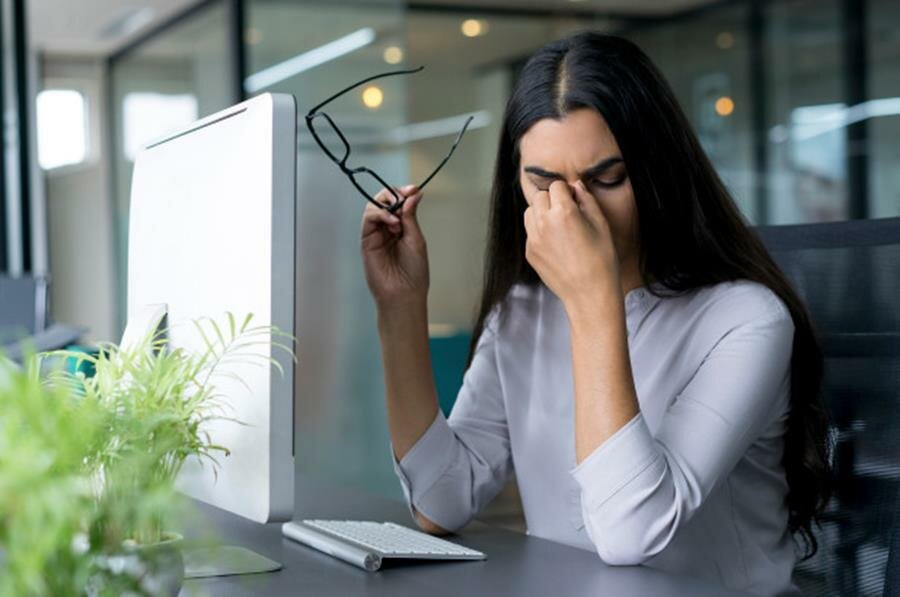 femme, stressée, ordinateur