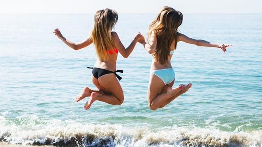 jeunes femmes, plage, sauter