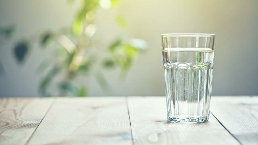 verre d'eau, table