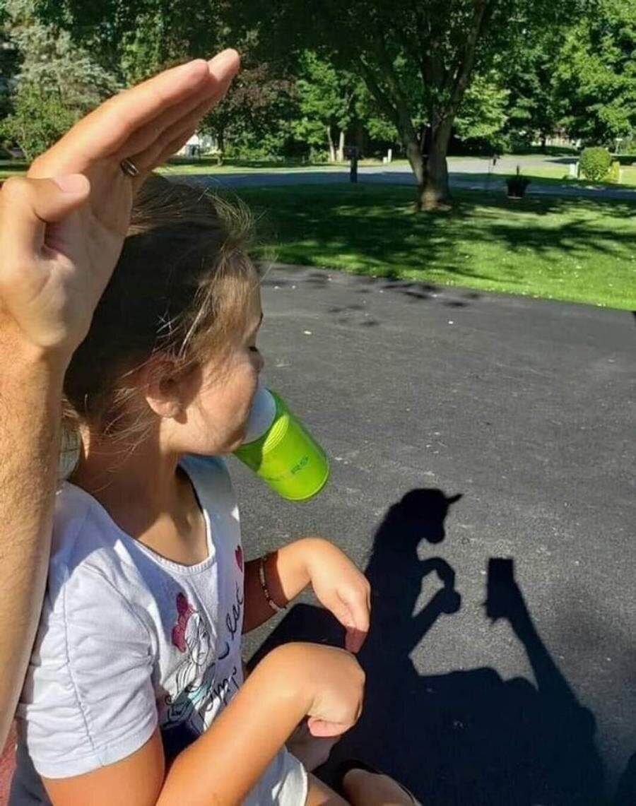 licorne, petite fille, vélo, ombre, aide, main