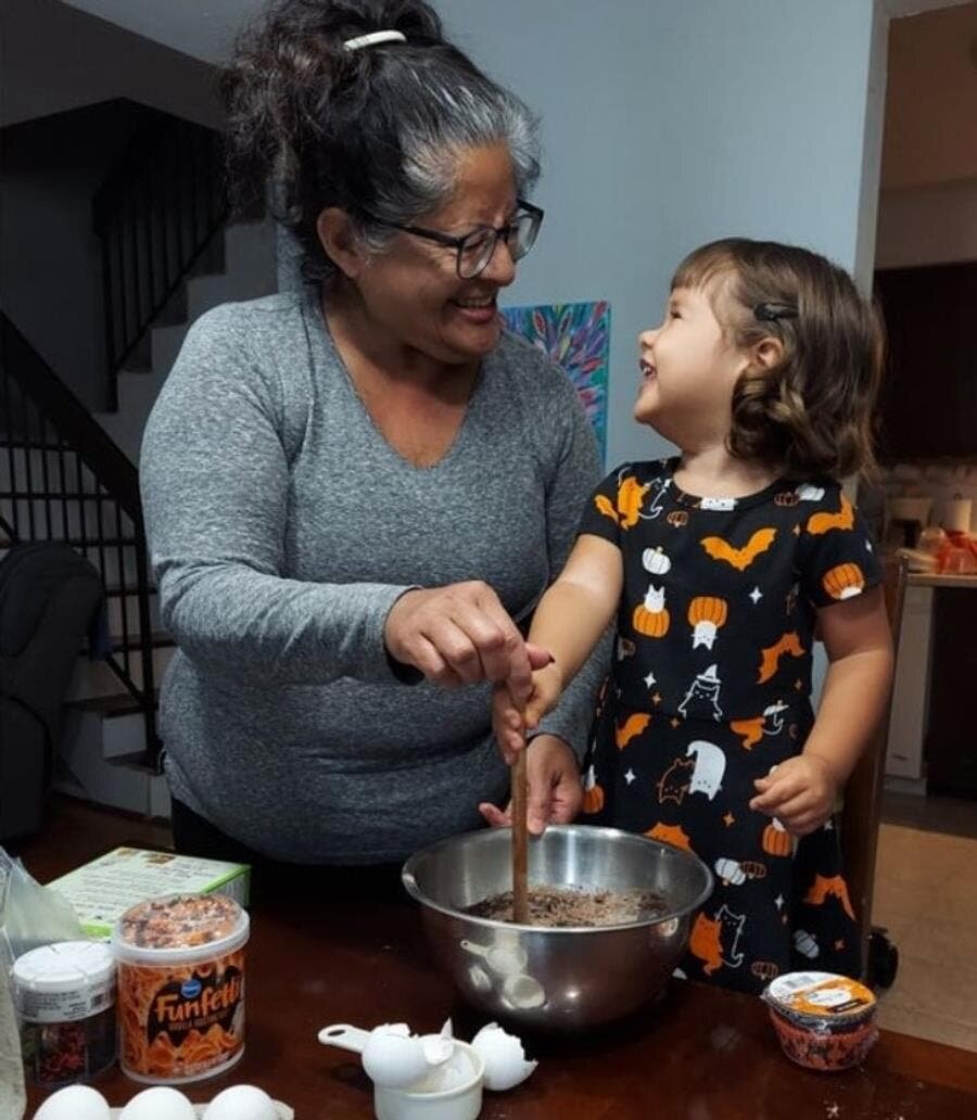 mamie, petite-fille gâteau, sourire, rire