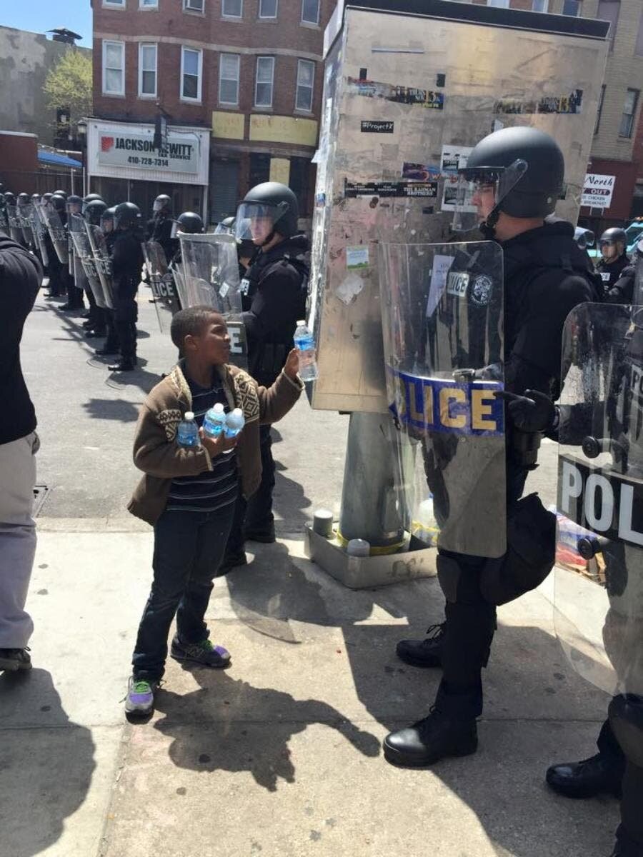 bouteille d'eau, enfant, espoir, insolite, policier