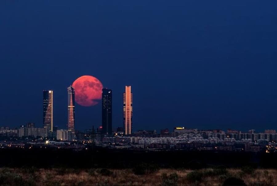 lune rouge, insolite, Madrid, photographie