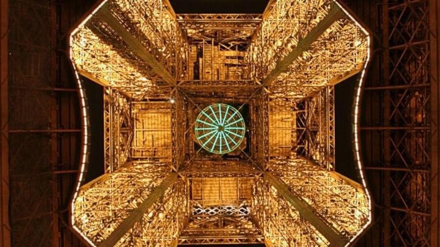 Tour Eiffel, insolite, en bas, photographie, Fred Johns