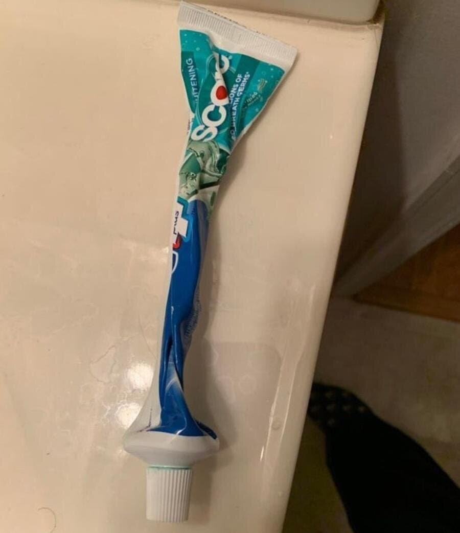 dentifrice, vide, écrasé, tordué, twisté