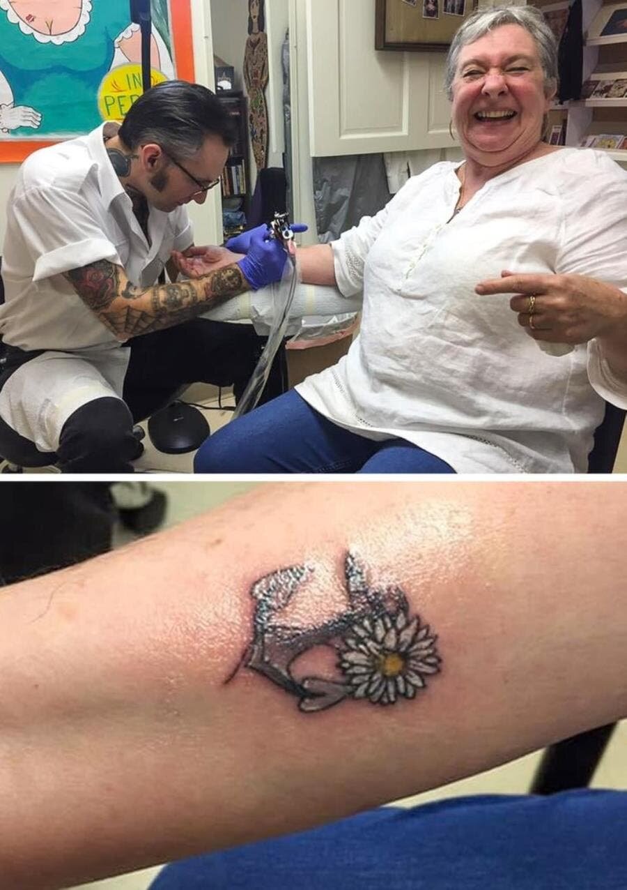 tatouage, commun, 70 ans, rire, femme