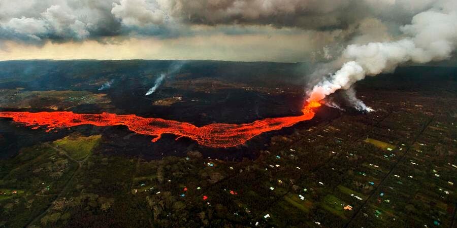 volcan éruption lave