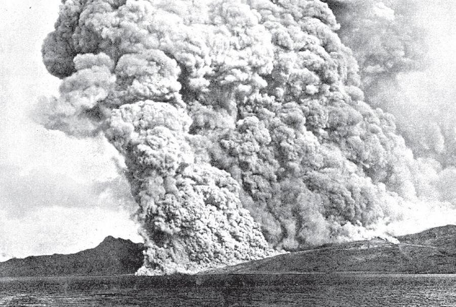 volcan éruption fumée