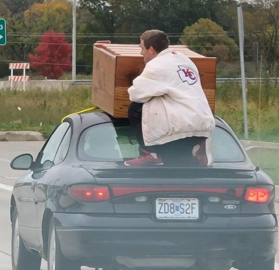 homme voiture meuble