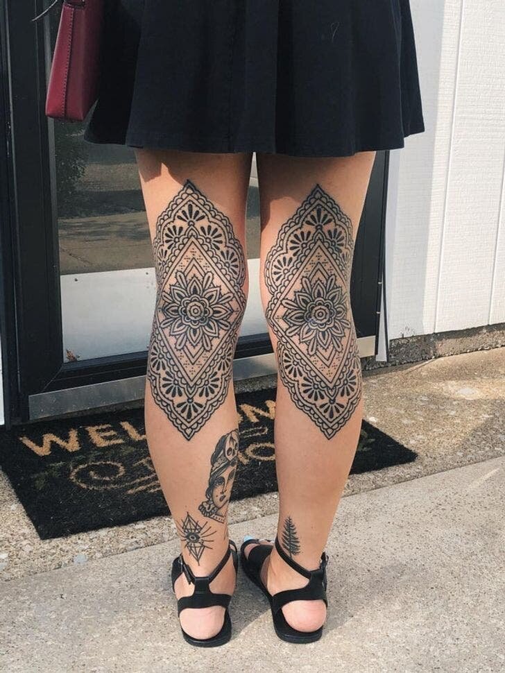 femme jambes tatouages