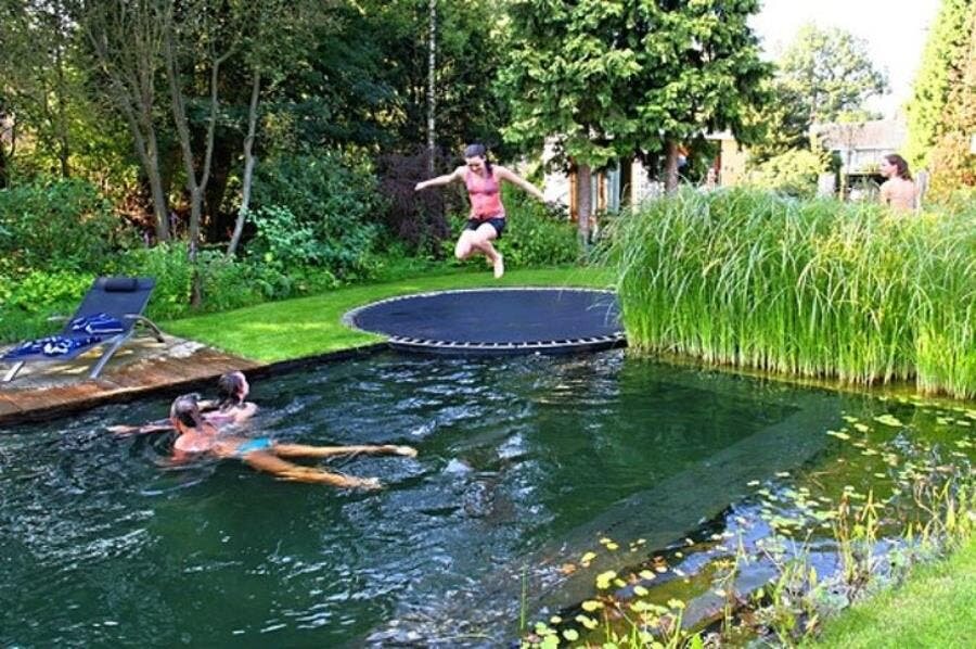 trampoline piscine enfant