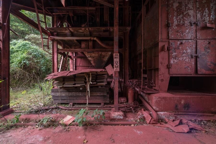 usine abandonnée abîmée