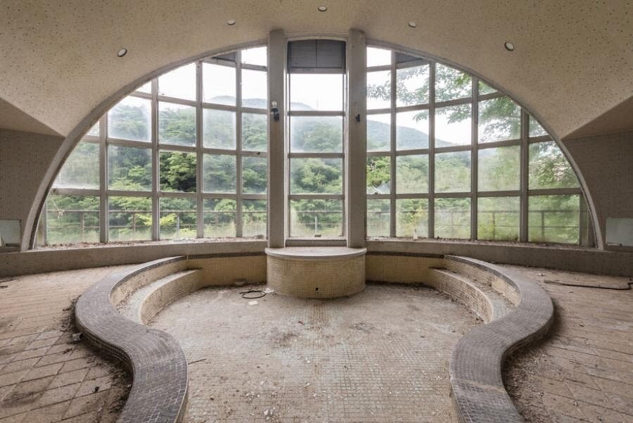 piscine vide crasse abandonné