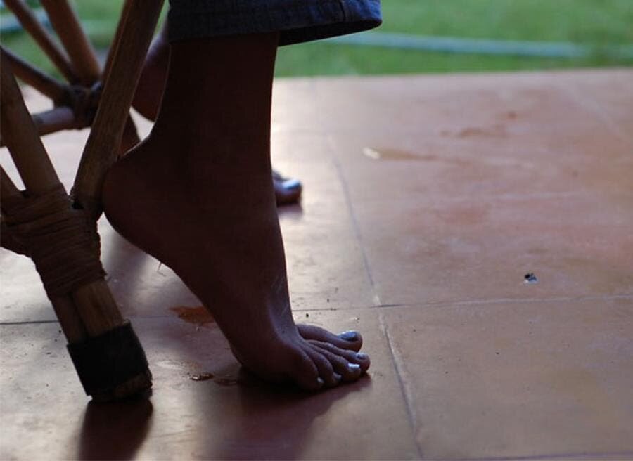 Pieds Enfant Attentif