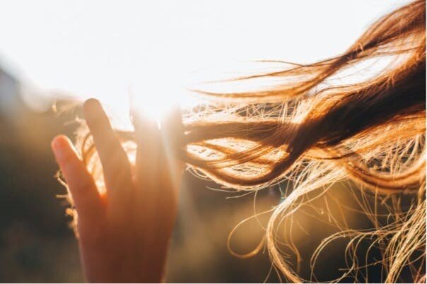 il favorise la pousse des cheveux