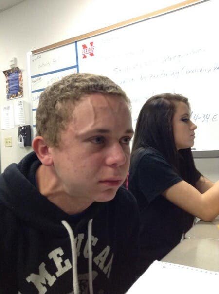 Le mème de ?Trying to Hold a Fart Next to a Cute Girl in Class?