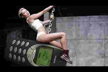 Miley Cyrus assise sur un 3310