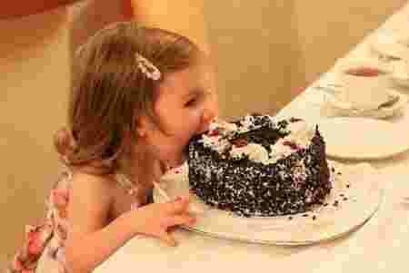 Famille parents enfant gâté dessert repas