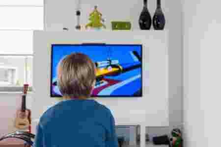 Famille parents enfant gâté télévision chambre enfant