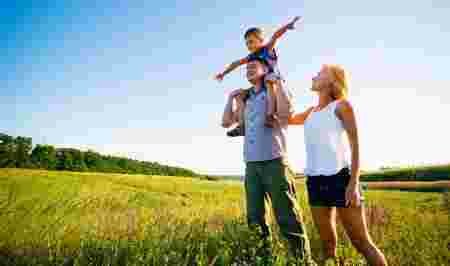 Famille parents enfant gâté sorties dimanche ensemble