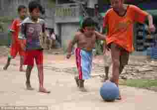 petit enfant qui joue au foot