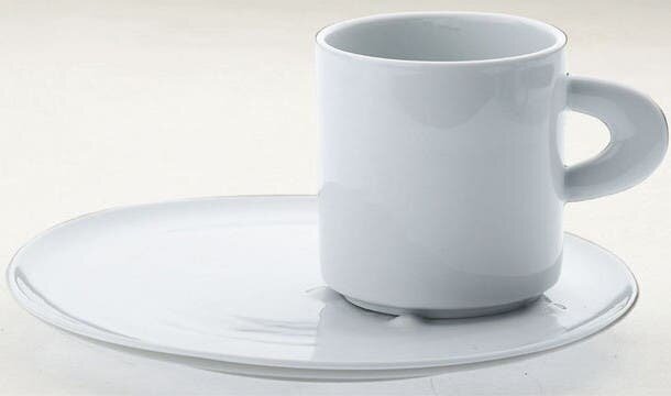 Tasse d'eau sur une assiette