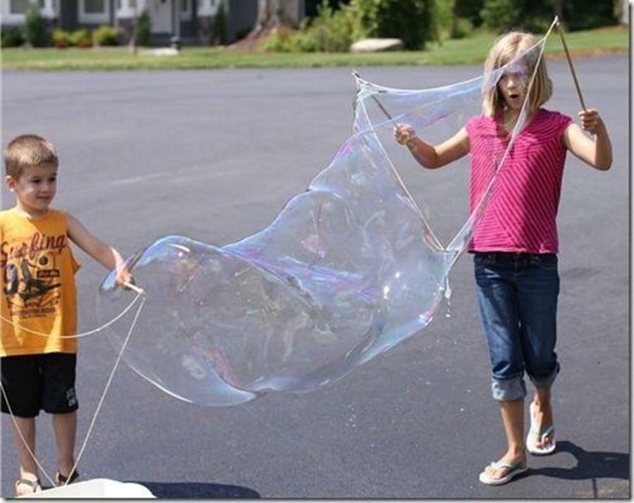 deux enfants qui font des bulles