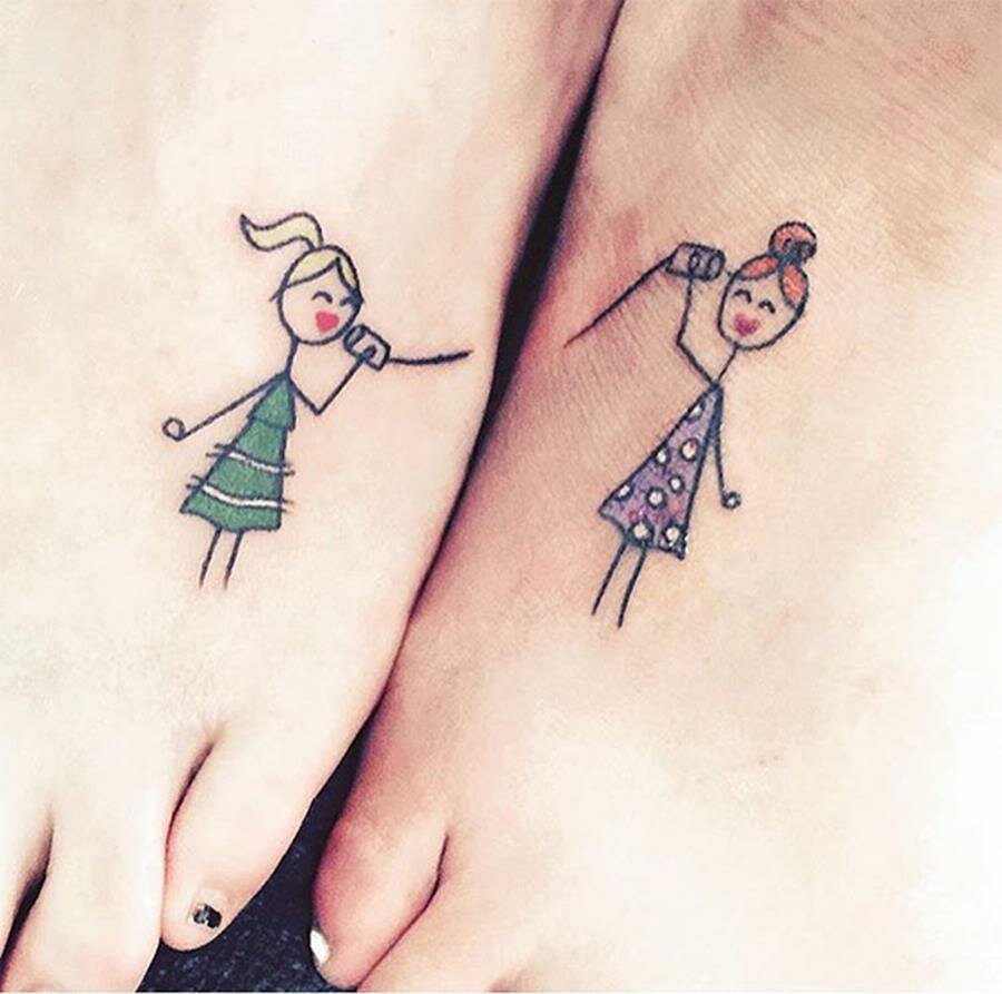 deux personnages tatoués sur les pieds