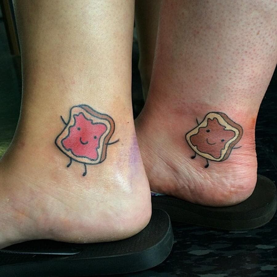 deux tatouages de tartines de pain