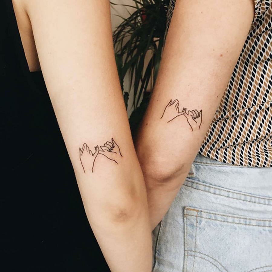 deux coudes tatoués