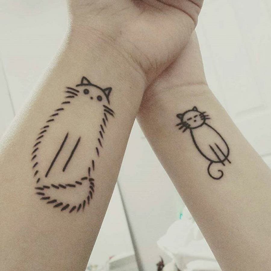 deux chats tatoués sur les poignets