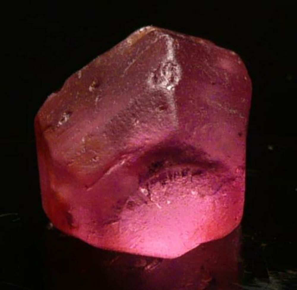 Taafeite minerai pierre précieuse violet