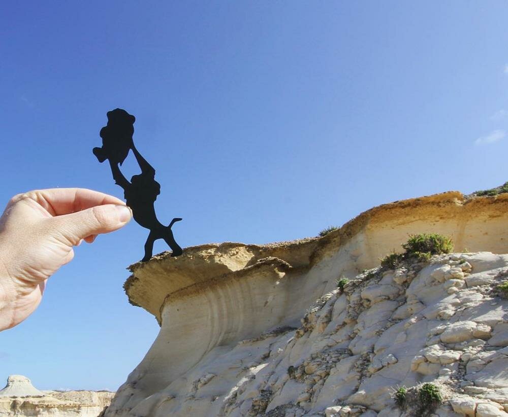 Le roi lion sur une falaise