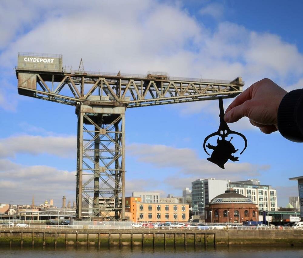 un alien de Toy Story au Finnieston Crane de Glasgow