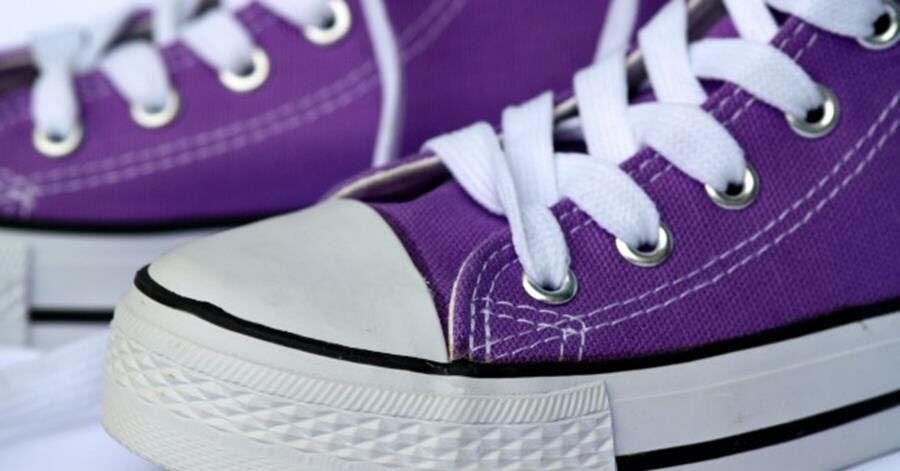 Converses violettes toutes propres