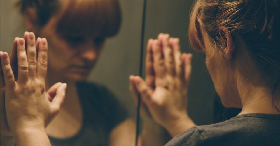 femme triste devant le miroir