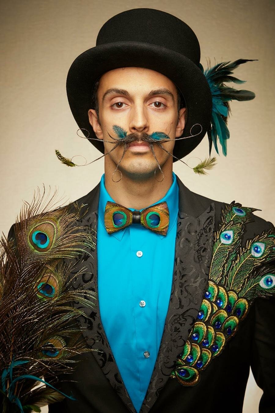 moustache, paon, plumes