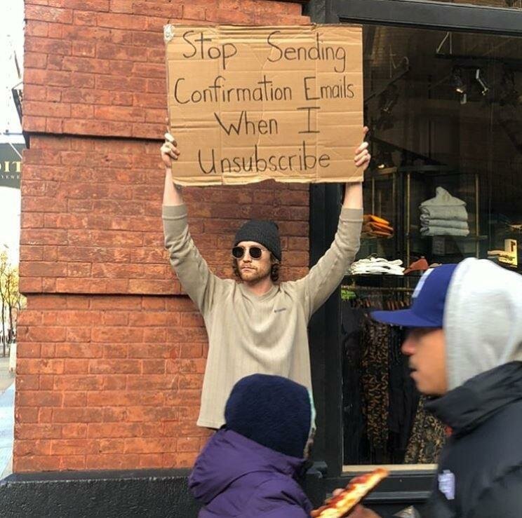 homme, manifester, pancarte drôle