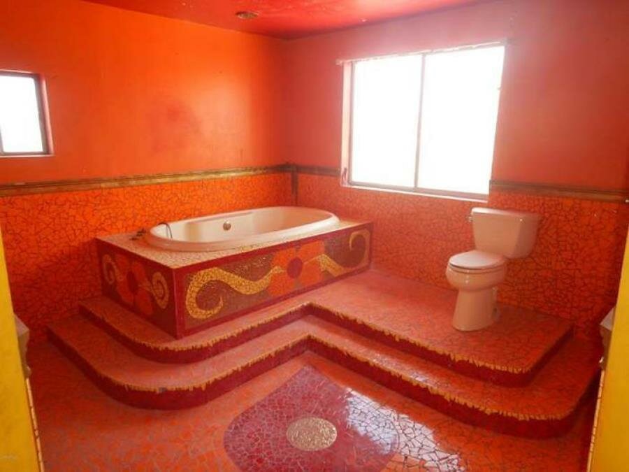 rouge, orange, murs, baignoire