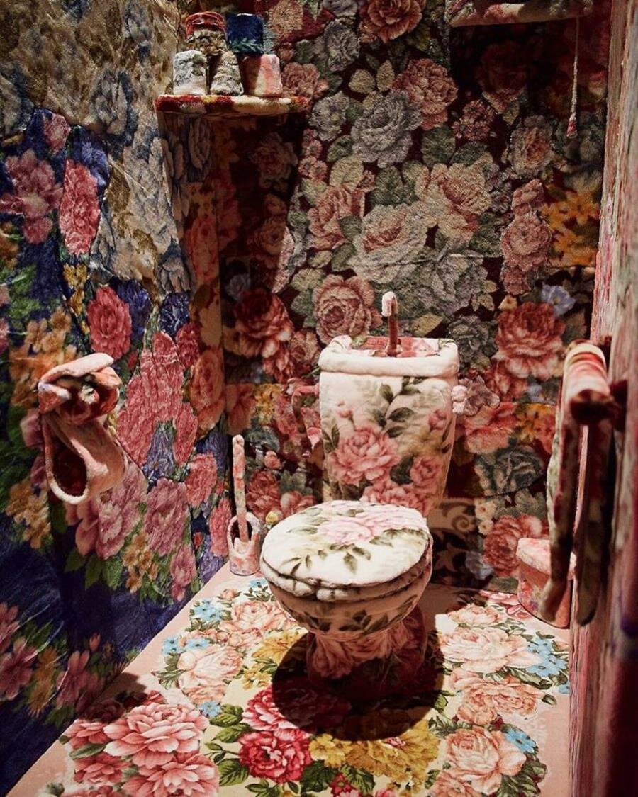 toilettes, décoration fleurie