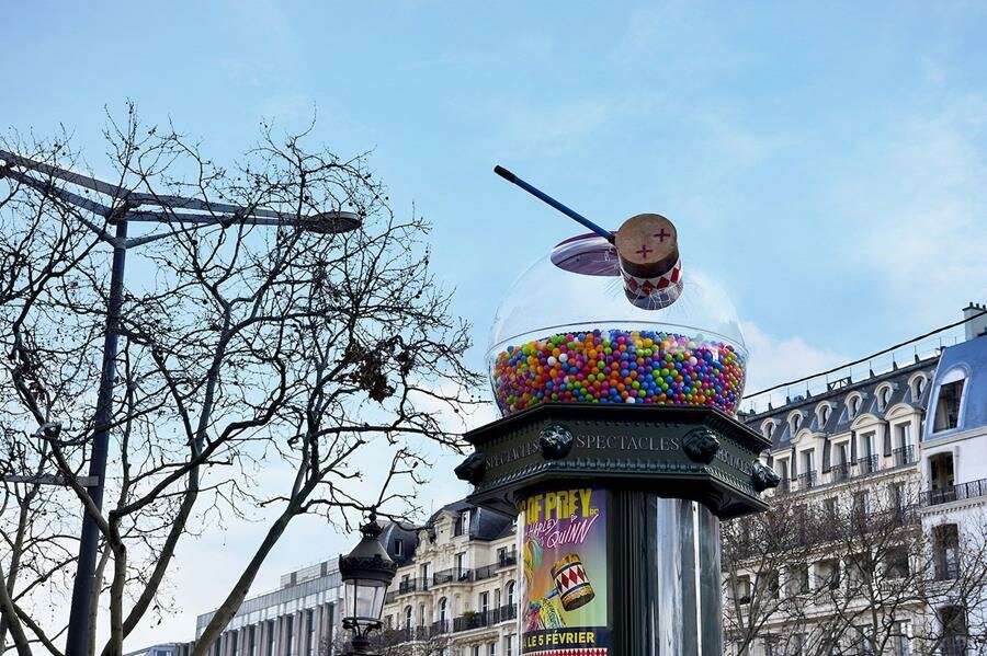 colonne morris, distributeur de bonbons