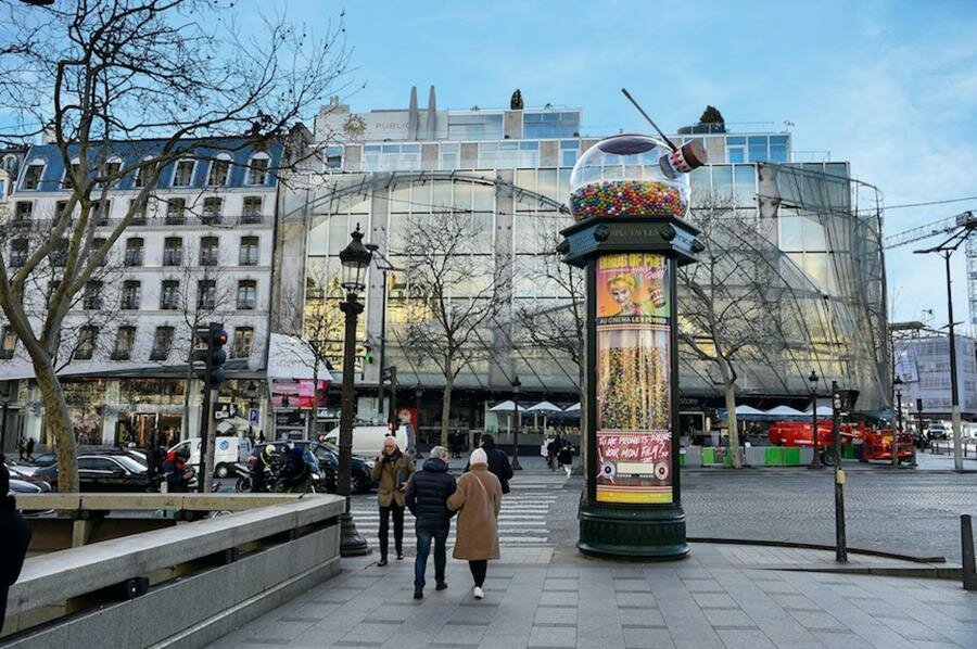 colonne morris, distributeur de bonbons