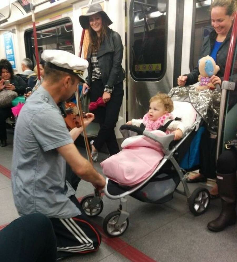 homme, bébé, métro