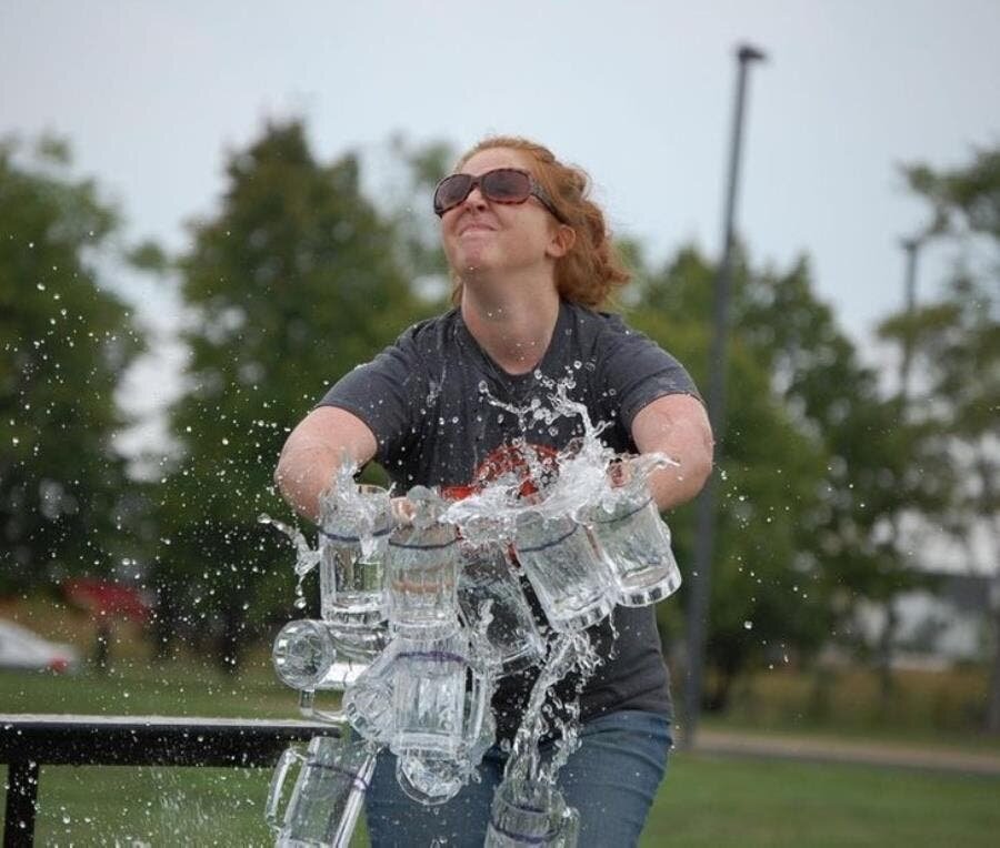 femme vélo verre eau