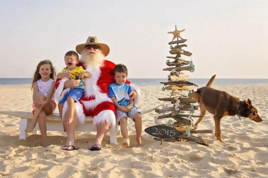 chien enfants père noël plage